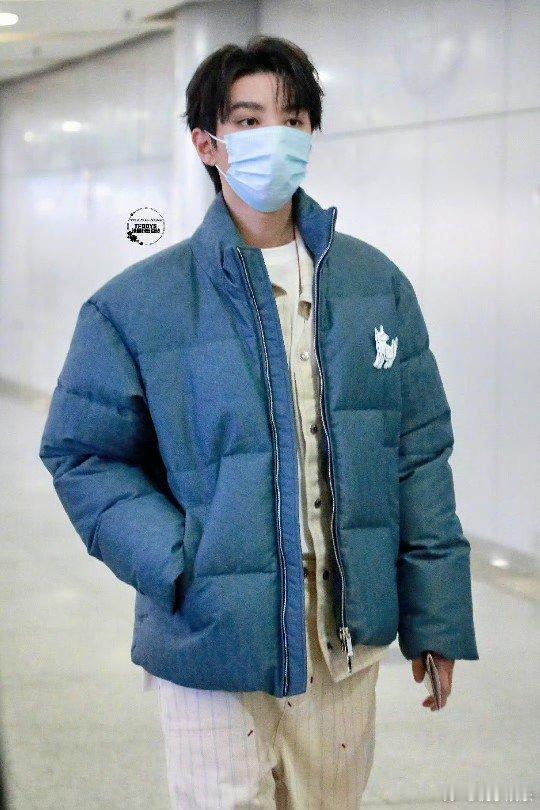 王俊凯出发巴黎看秀   小凯去看秀啦 