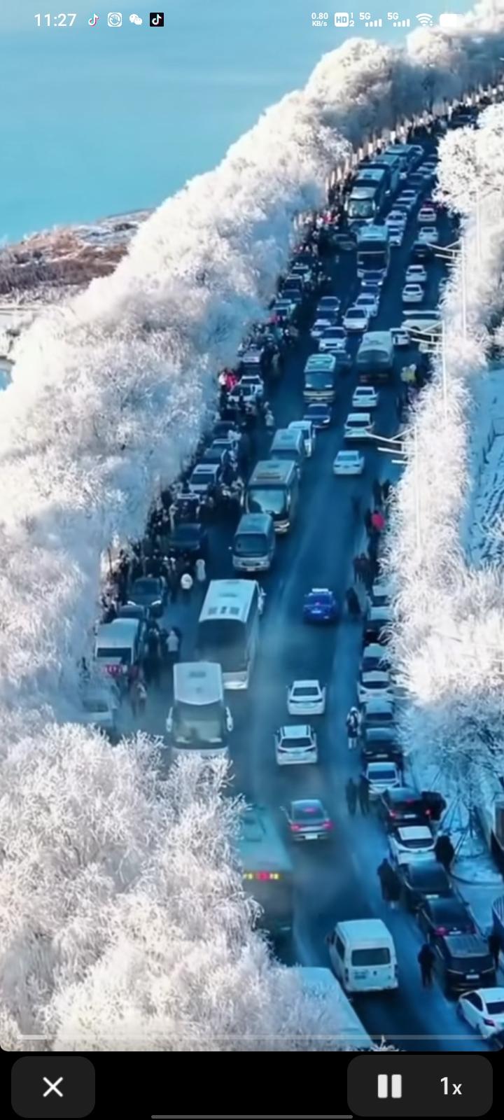 下联：寻人间正道。