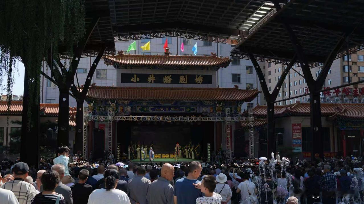 小井峪庙会唱大戏呢，戏迷们不开错过，整整唱一周呢！
    小井峪一年一度的农历