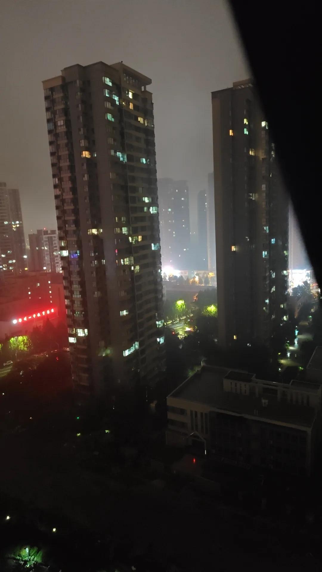 蜇居听秋雨，独卧思故人。
心事知音少，再难付瑶琴。