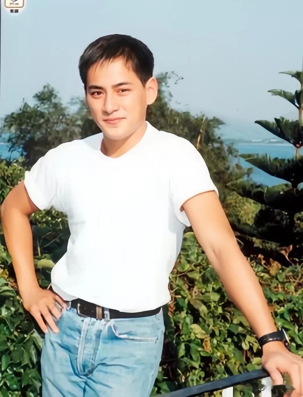 这个男人，很帅，眼睛很迷人，好像在电视上看到过，但是不认识，有人认得他吗？