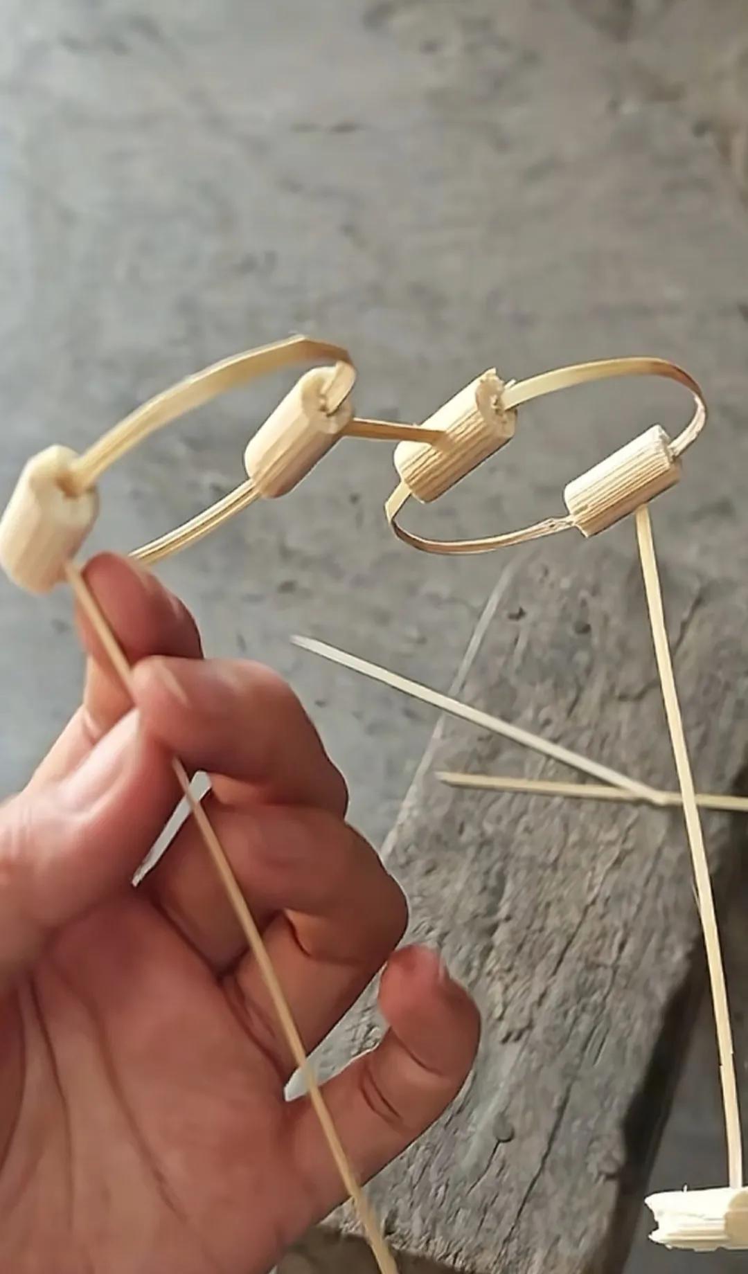 戴过这款眼镜的已经不年轻了吧！
你可曾记得它，我想了好久也没想起它是什么材质？