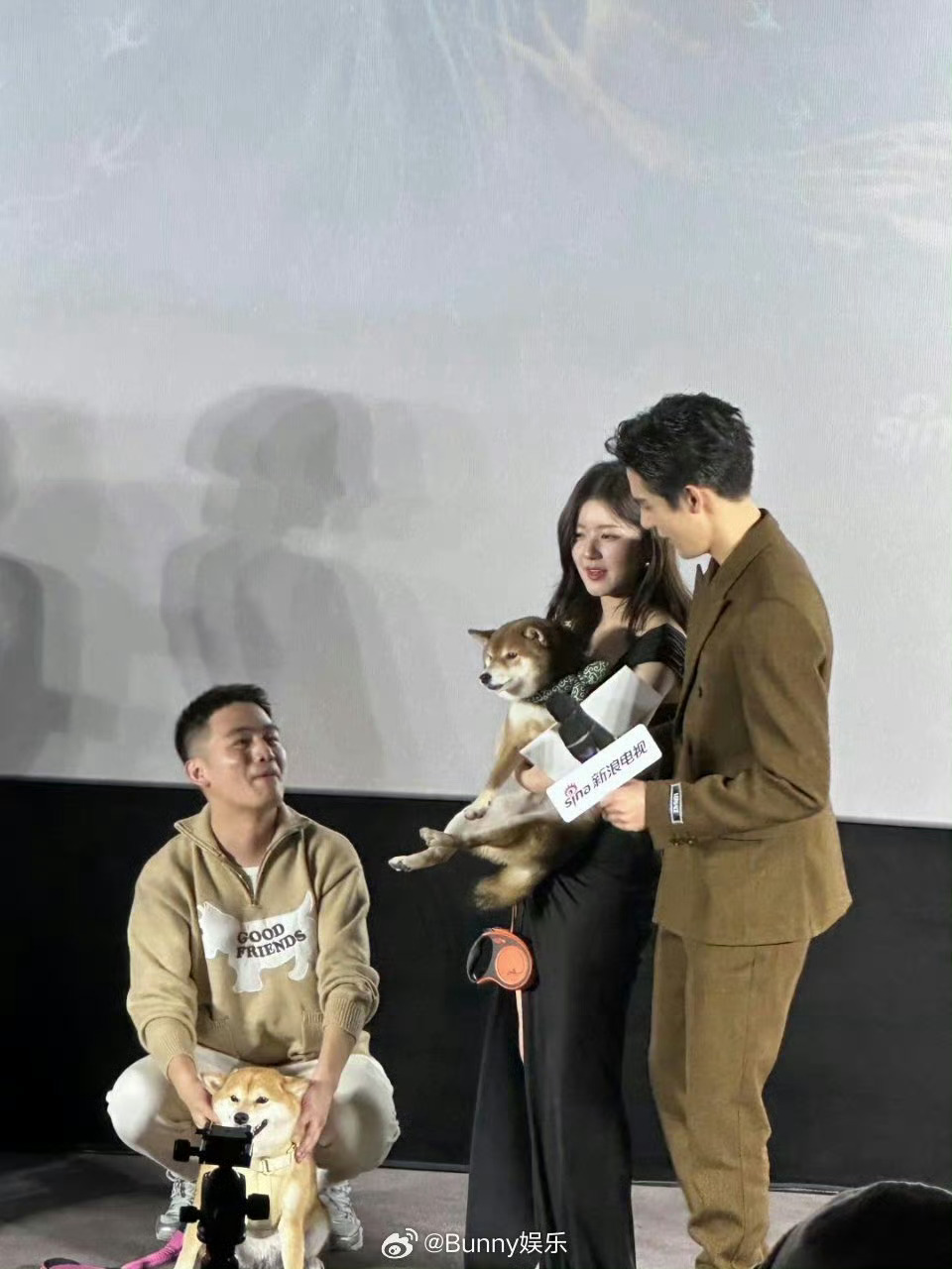 #赵露思看见哈基米时的表情好可爱# 赵露思看到哈基米的表情好可爱啊，忍不住抱起来