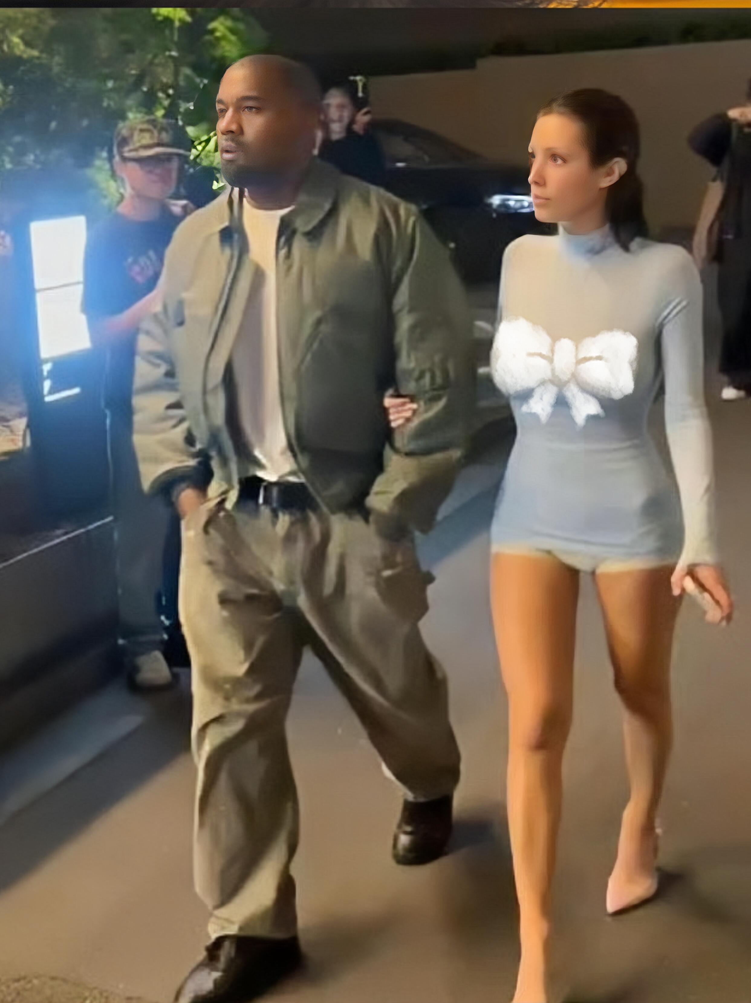 比安卡这套蓝色小清新好看，她没有小肚子耶！ 