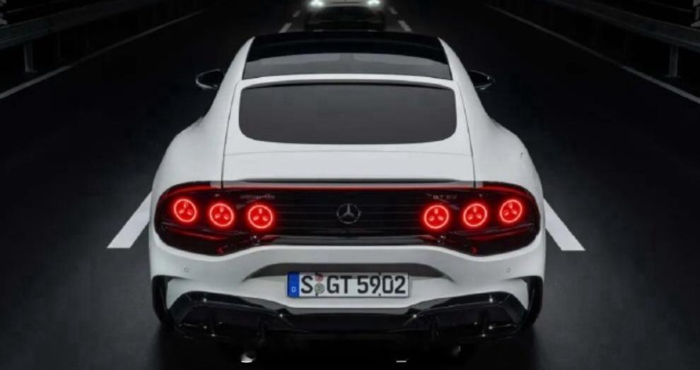 奔驰AMG GT四门版本的官图亮相除了侧面能看以外其他地方都有些一言难尽