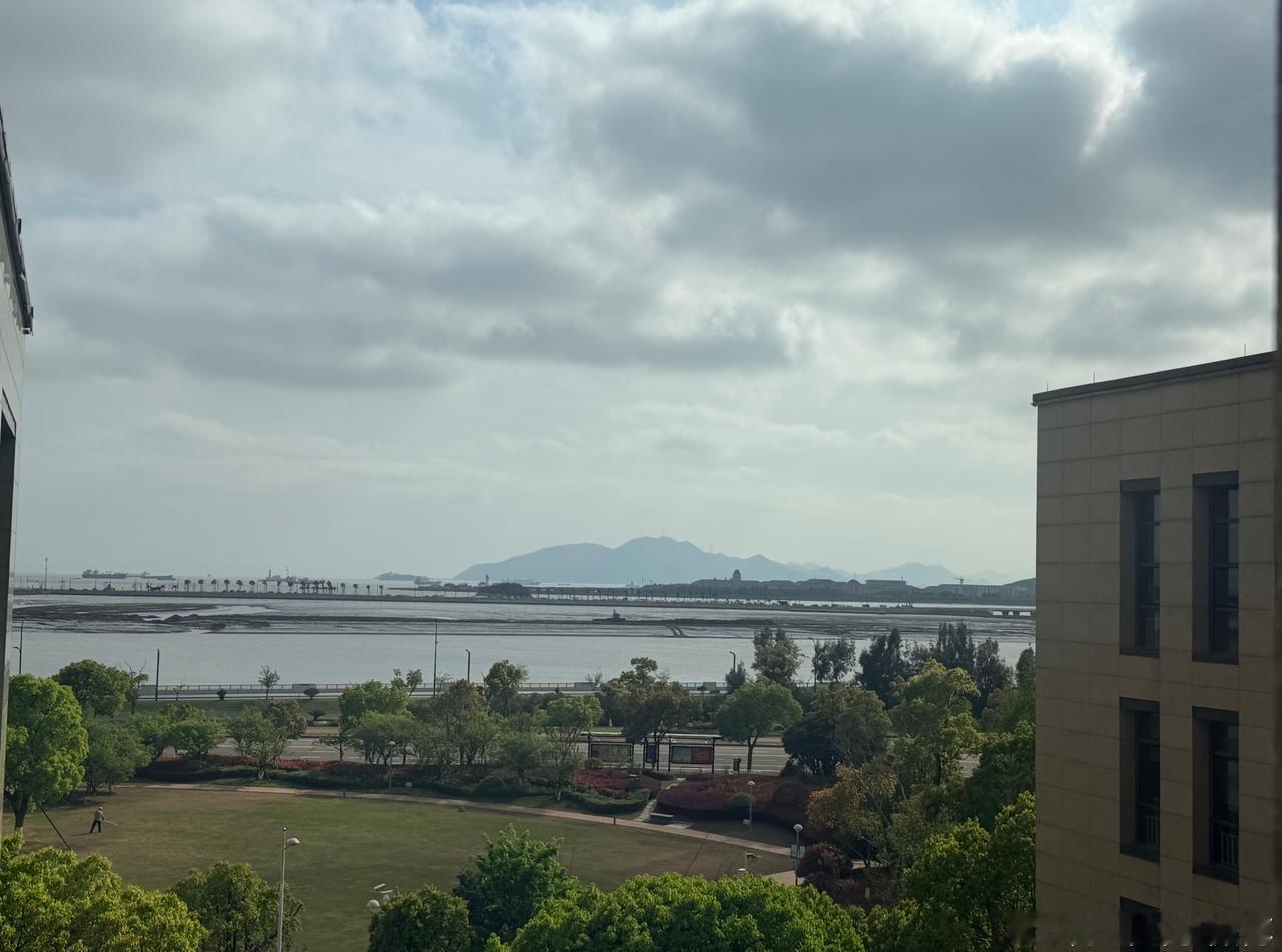 阳光微微露脸，虽然露的不明显[允悲] ​​​