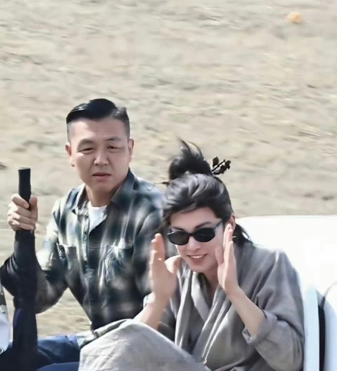 王鹤棣今天上班还开开心心的[哈哈] ​​​