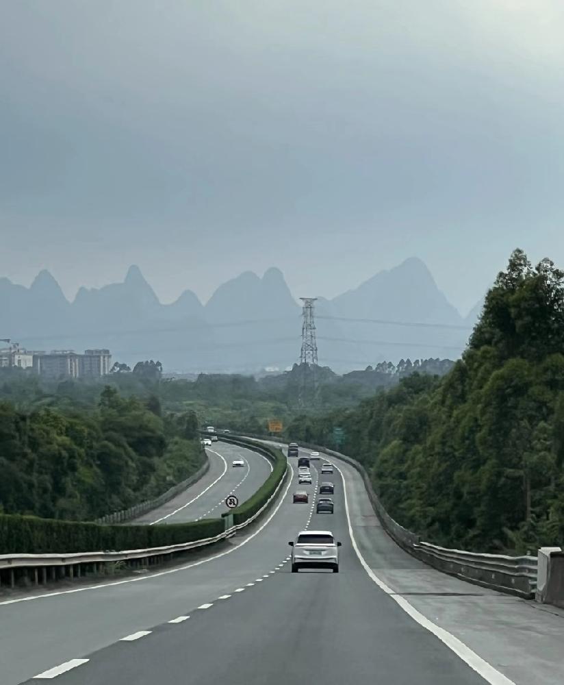 我一个同学，就这么没了。
36岁。
为了挽回一段感情，连着开了18个小时的车去深