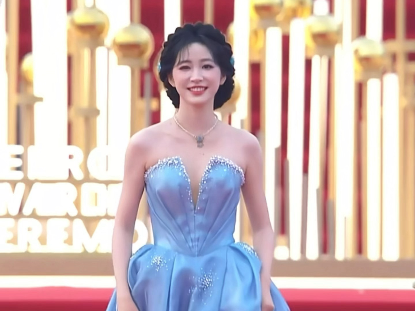 明媚又亮晶晶的，肸子你美！  杨肸子盘发抹胸蓝裙造型 ​​​