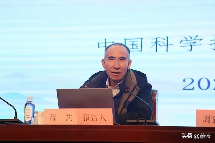 中科大程艺教授这几天火了，原因是他在中科大少年班给学生们上课时，一名坐在前排的男