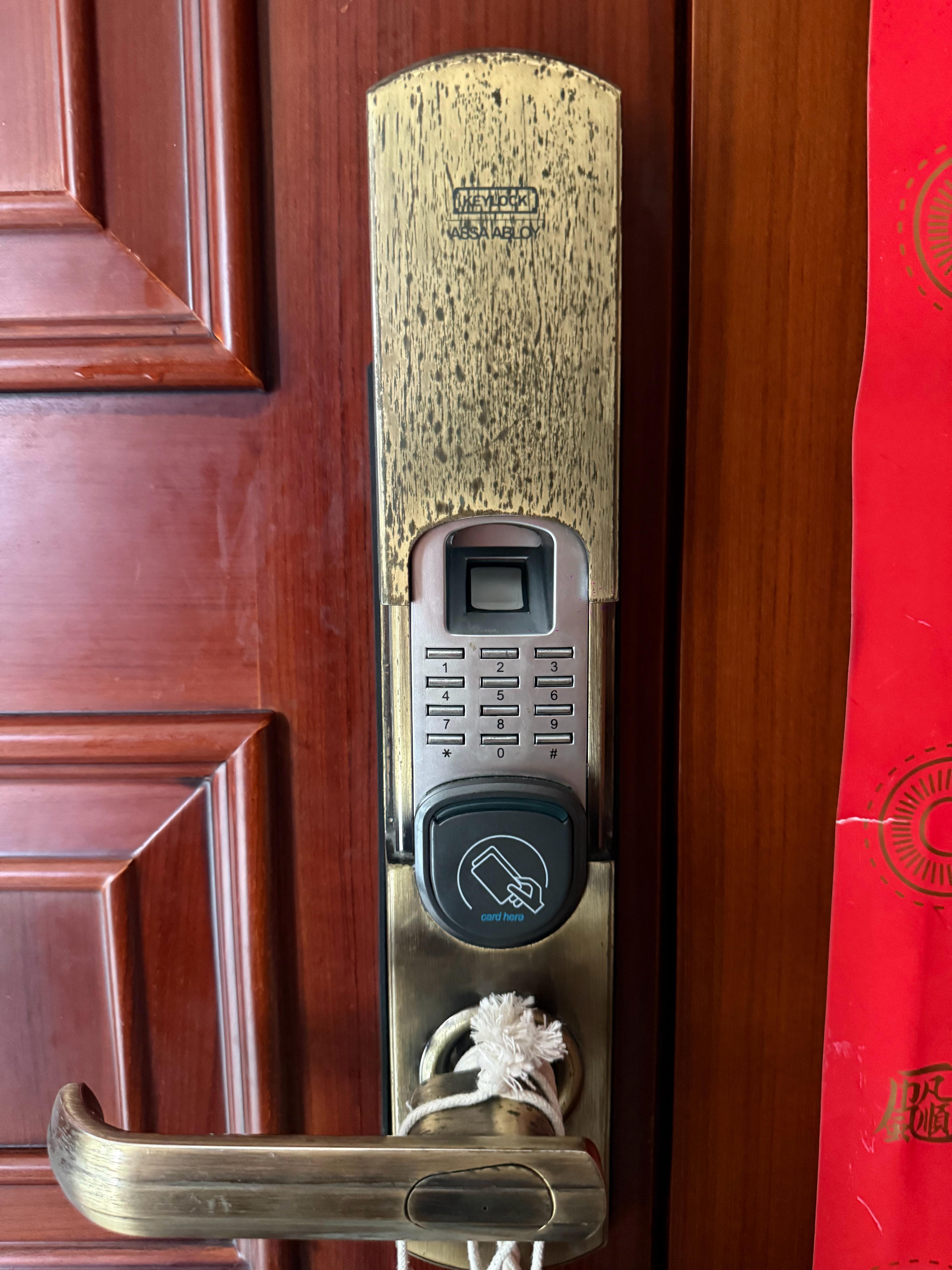 太热被关门外，指纹锁突发没电，闷在楼道要中暑。前天充满了八节5号电池，今天撂摊子