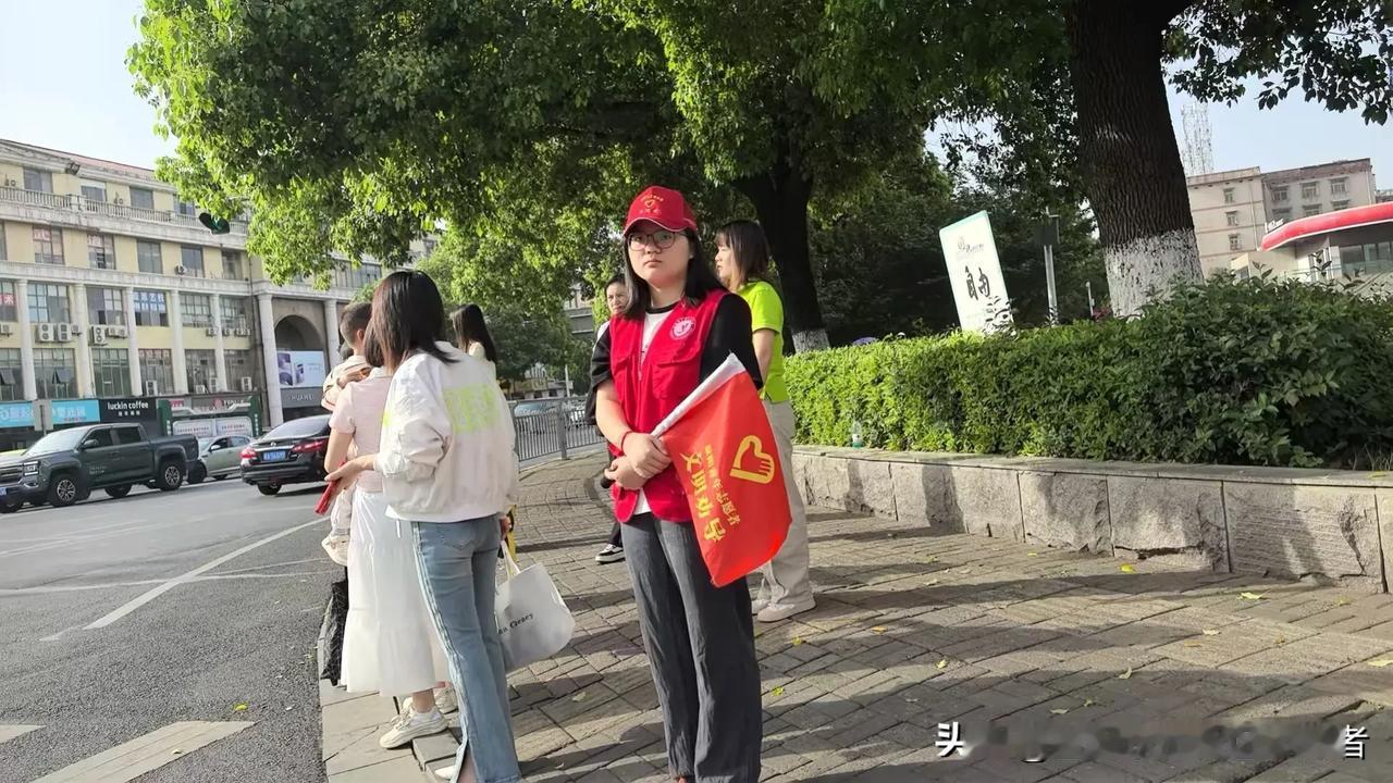 以青春之名，守护文明交通
 
        绿灯亮起，行人匆匆；红灯闪烁，车辆