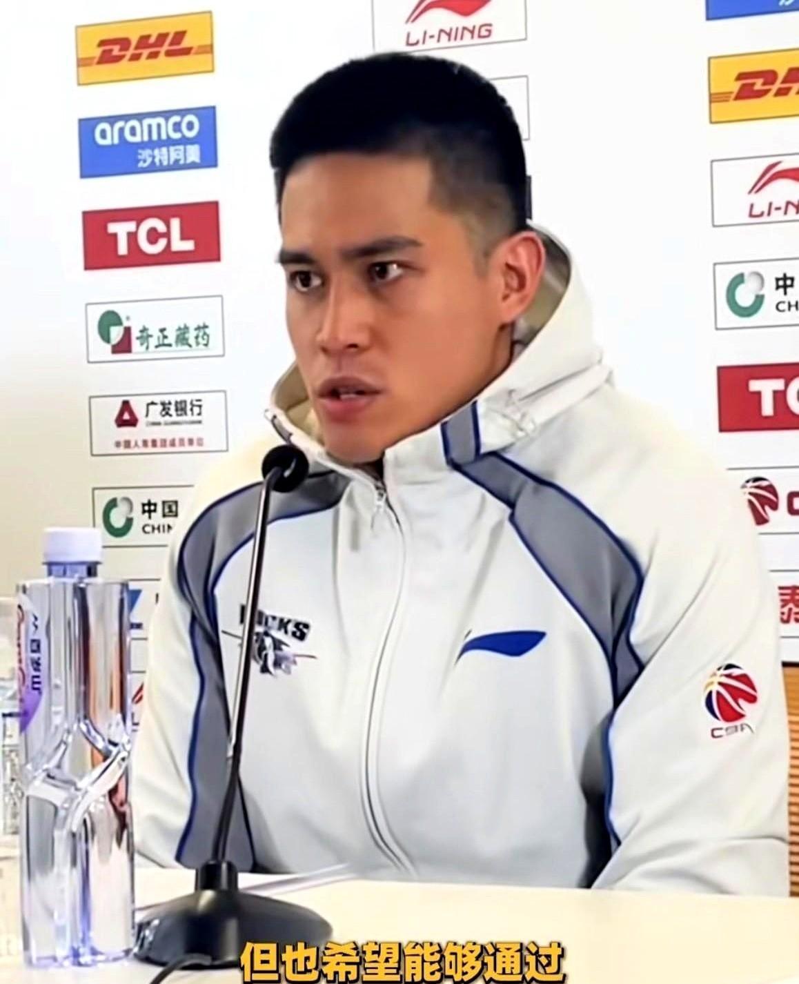 郭士强只用一条线，就焊死了两个后卫的恩怨。
不是中场线，是“不过线不单独进攻”的