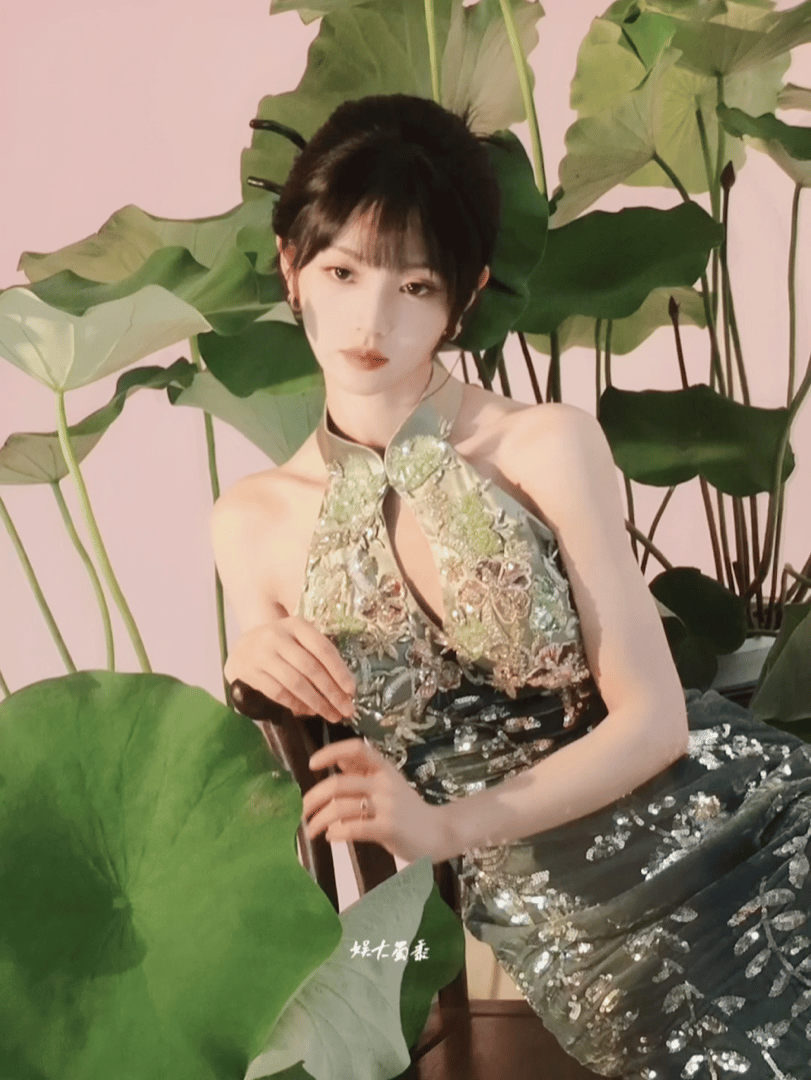 #田曦薇挂脖旗袍# omg。。我在端午被田曦薇美晕了！太好看了！她的手臂肌肉线条