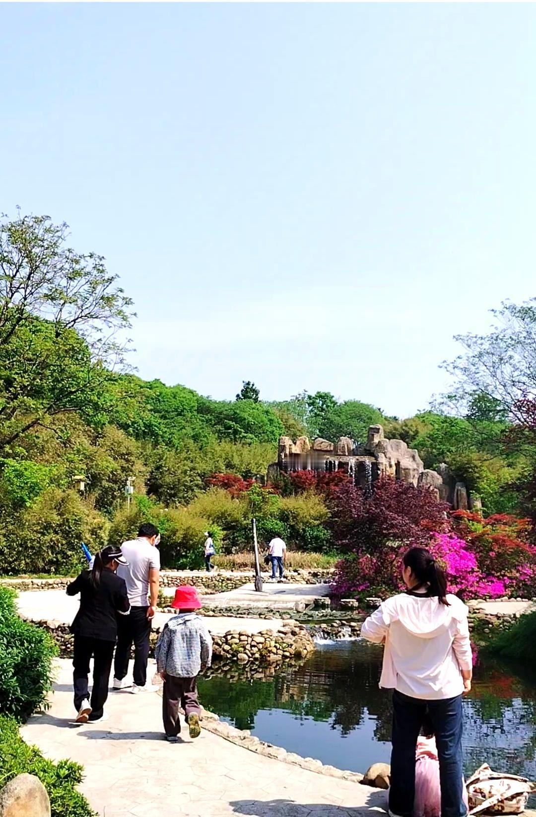 你认为发消费券能解决经济问题吗？
发消费券能不能解决经济问题，这事儿得两说。
从