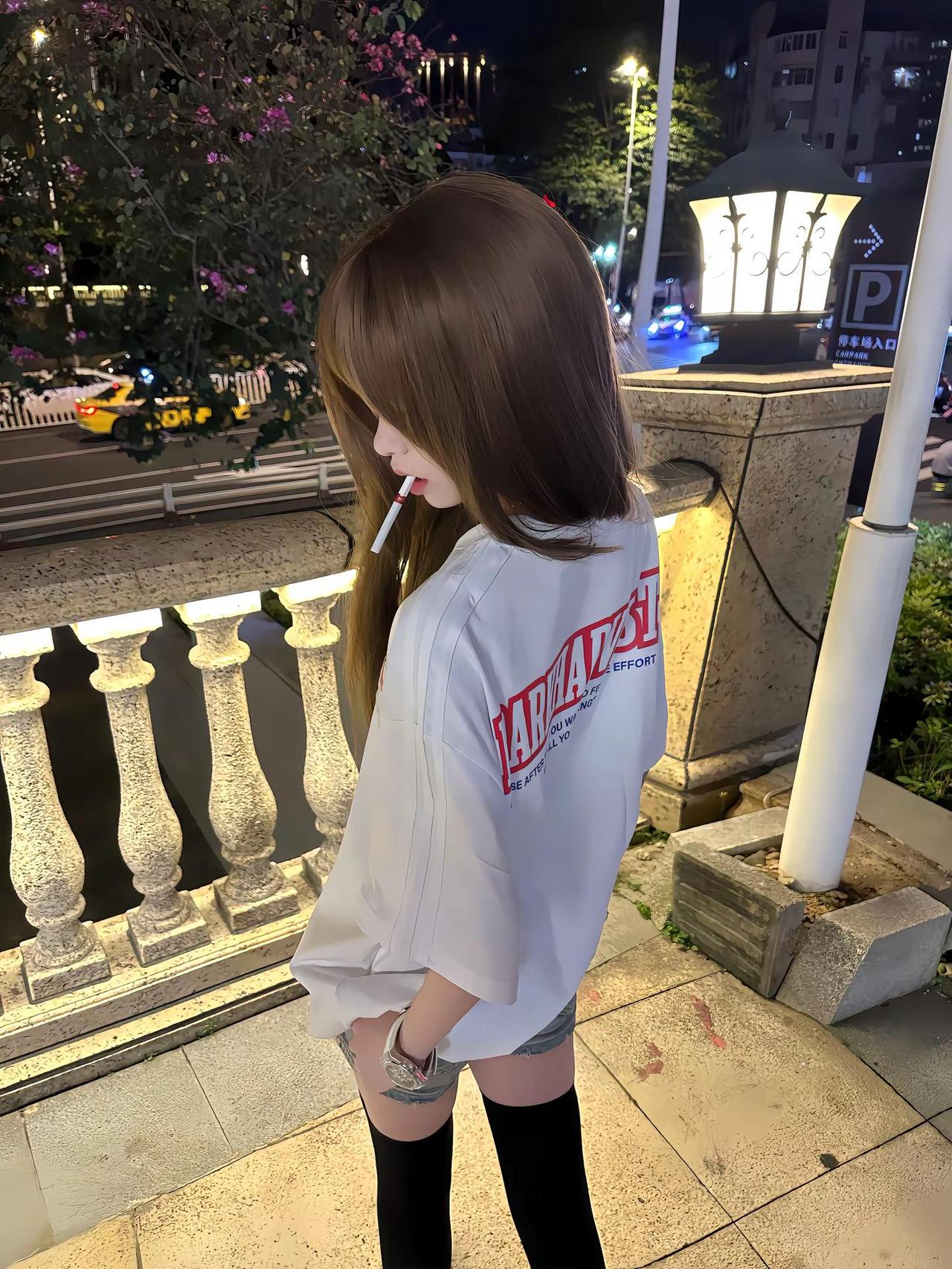 你的沉默是在惩罚谁 本来也不理你徽章褶痕条纹短袖 FOCK