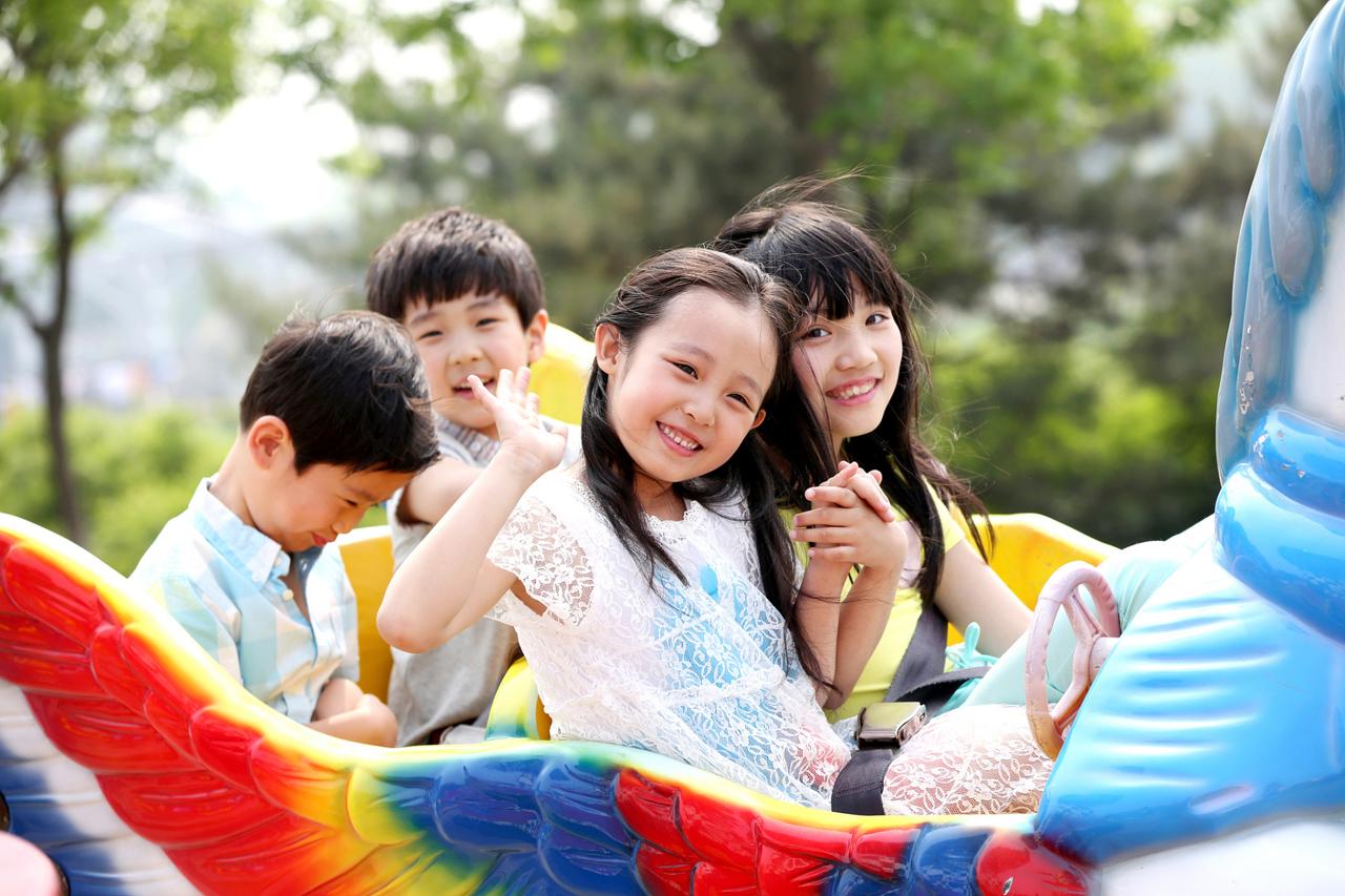 孩子是这个世界的，不是父母的私有财产，走向社会是每一个孩子的最终选择，也是必然结