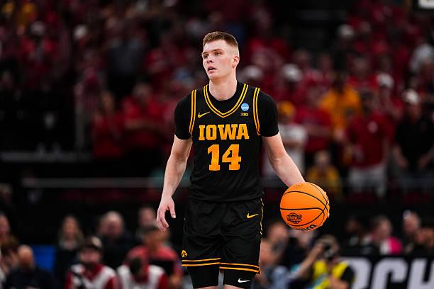 NCAA疯狂三月甜蜜16强赛，爱荷华大学以77比71险胜了全美第15号种子内布拉