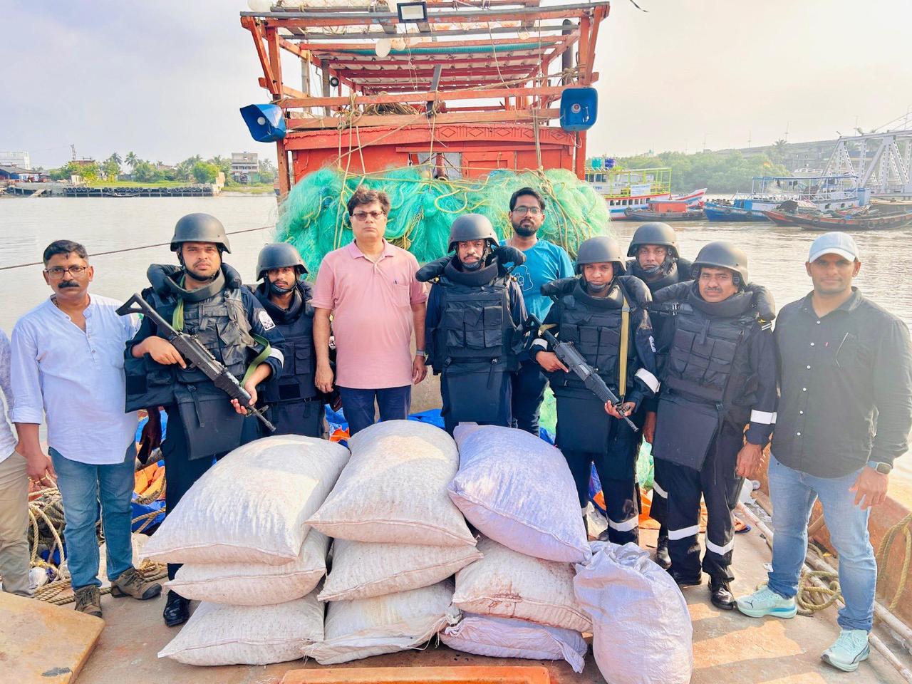 印度海岸警卫队士兵与缴获的大麻，士兵手里拿的是国产阿莫卡宾枪，这个枪最大的特点就