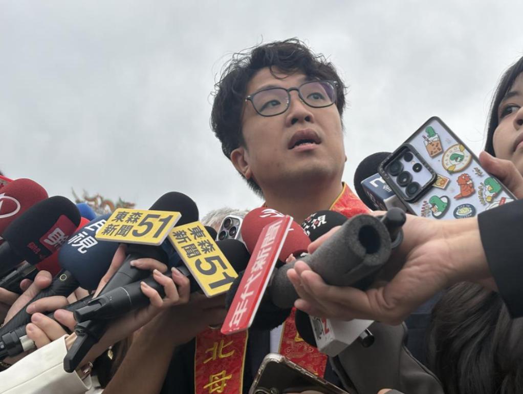 就在刚刚，
“台独分子”沈伯洋发表声明，

4月25日，现任台北市长蒋万安和民进