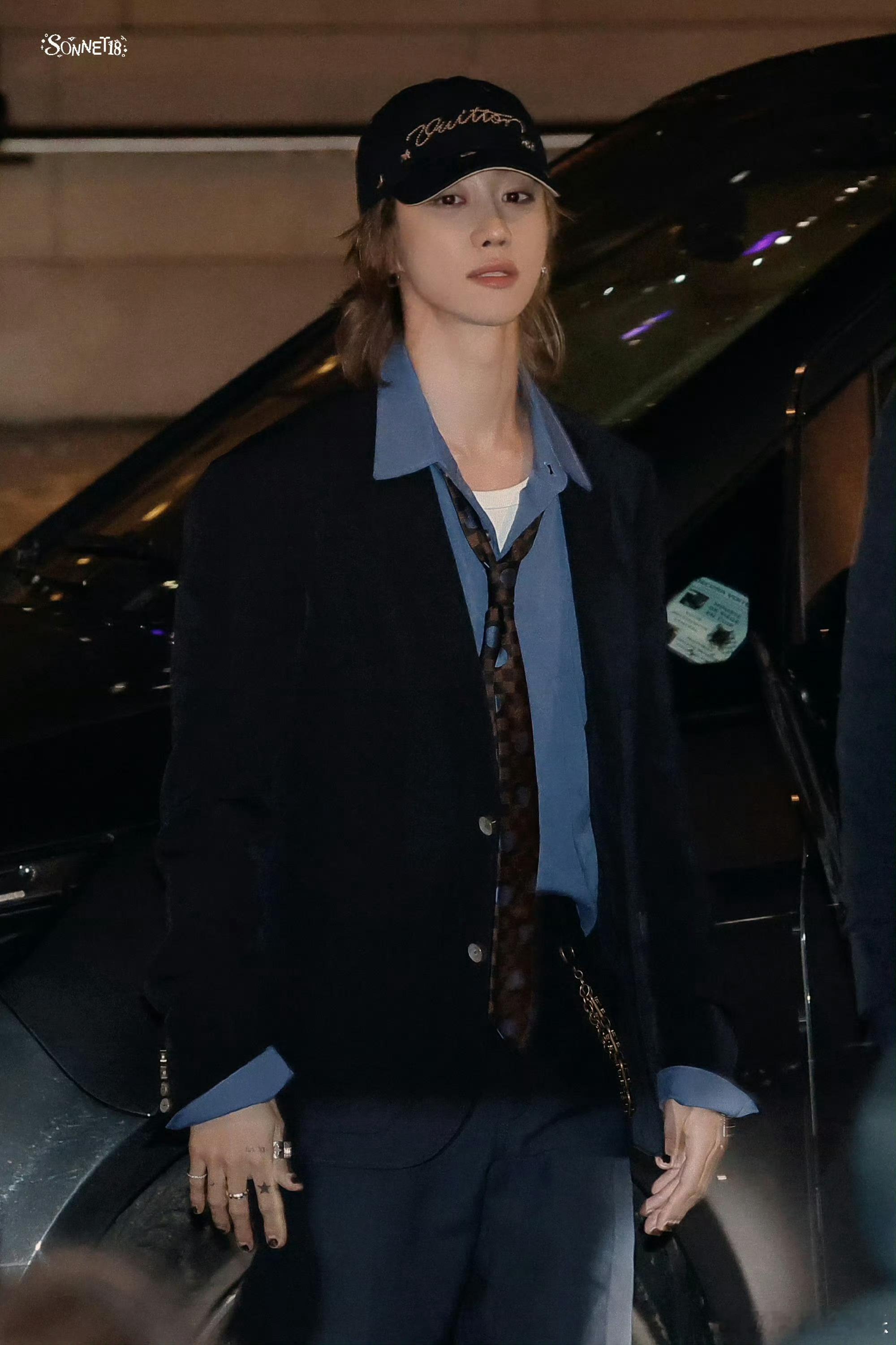 王嘉尔王鹤棣徐明浩同框王嘉尔搂王鹤棣徐明浩合照21日凌晨，王嘉尔、王鹤棣、徐明浩