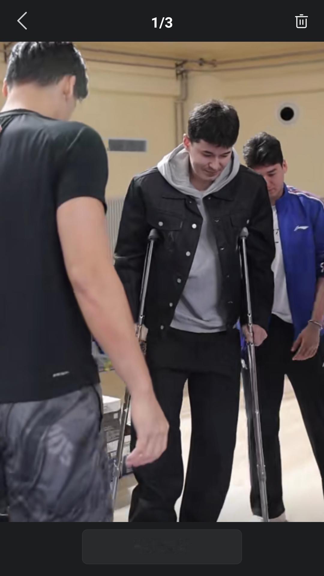 【沙拉木因伤赛季报销，康复中的他依然心系球队，拄双拐去现场为队友加油，彰显球队领