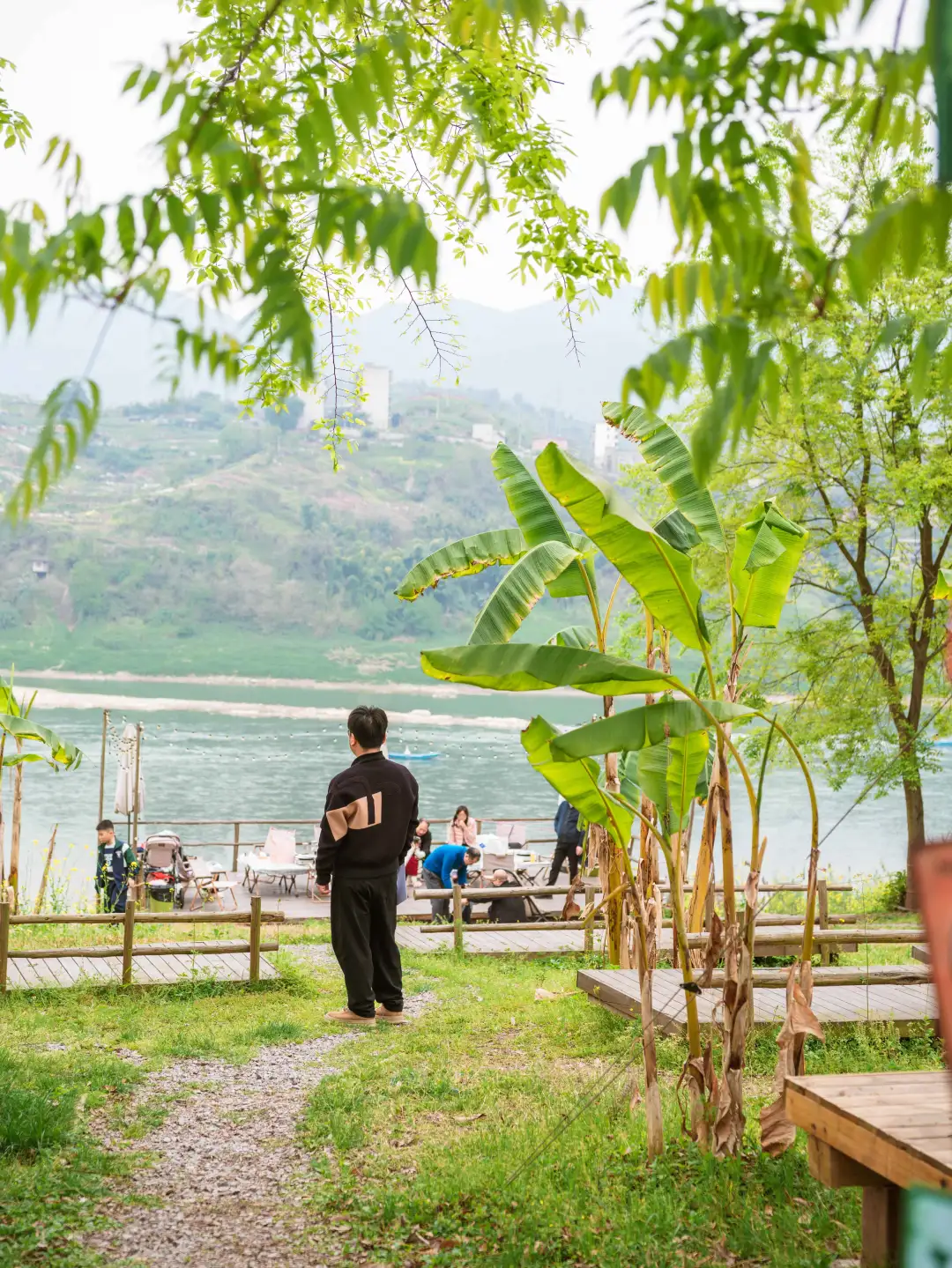 这个江边营地太上头了！娃玩到根本不想回家
