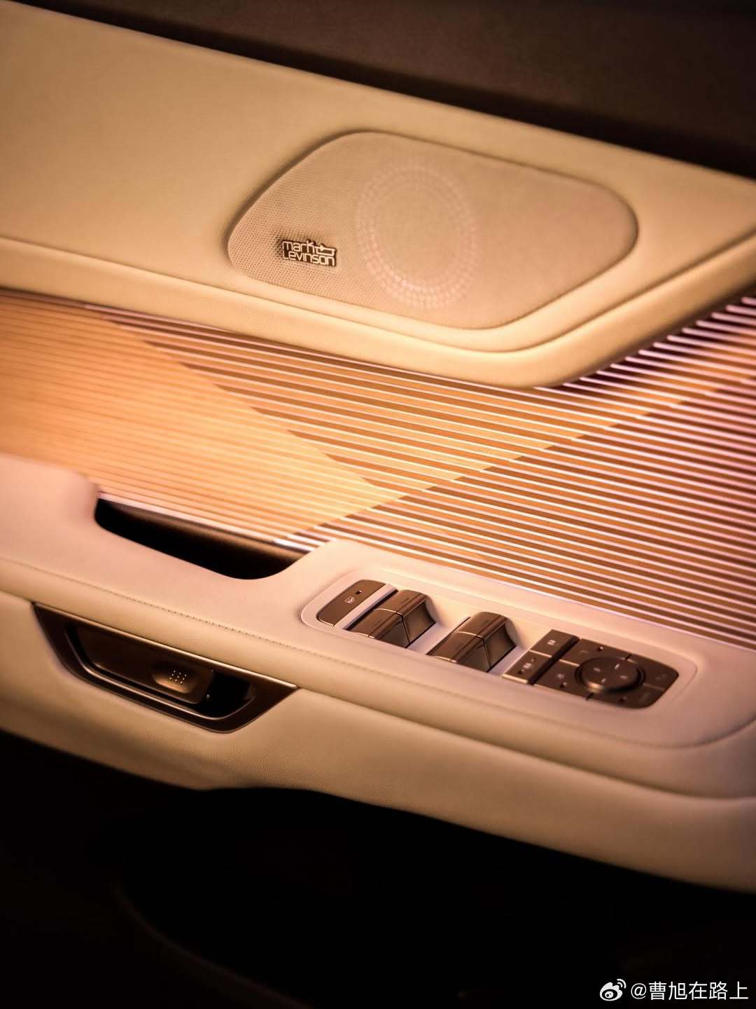 沉浸式了，工作的样子还是最专注的。昨晚出了影棚天都黑洞洞的了。雷克萨斯全新一代E