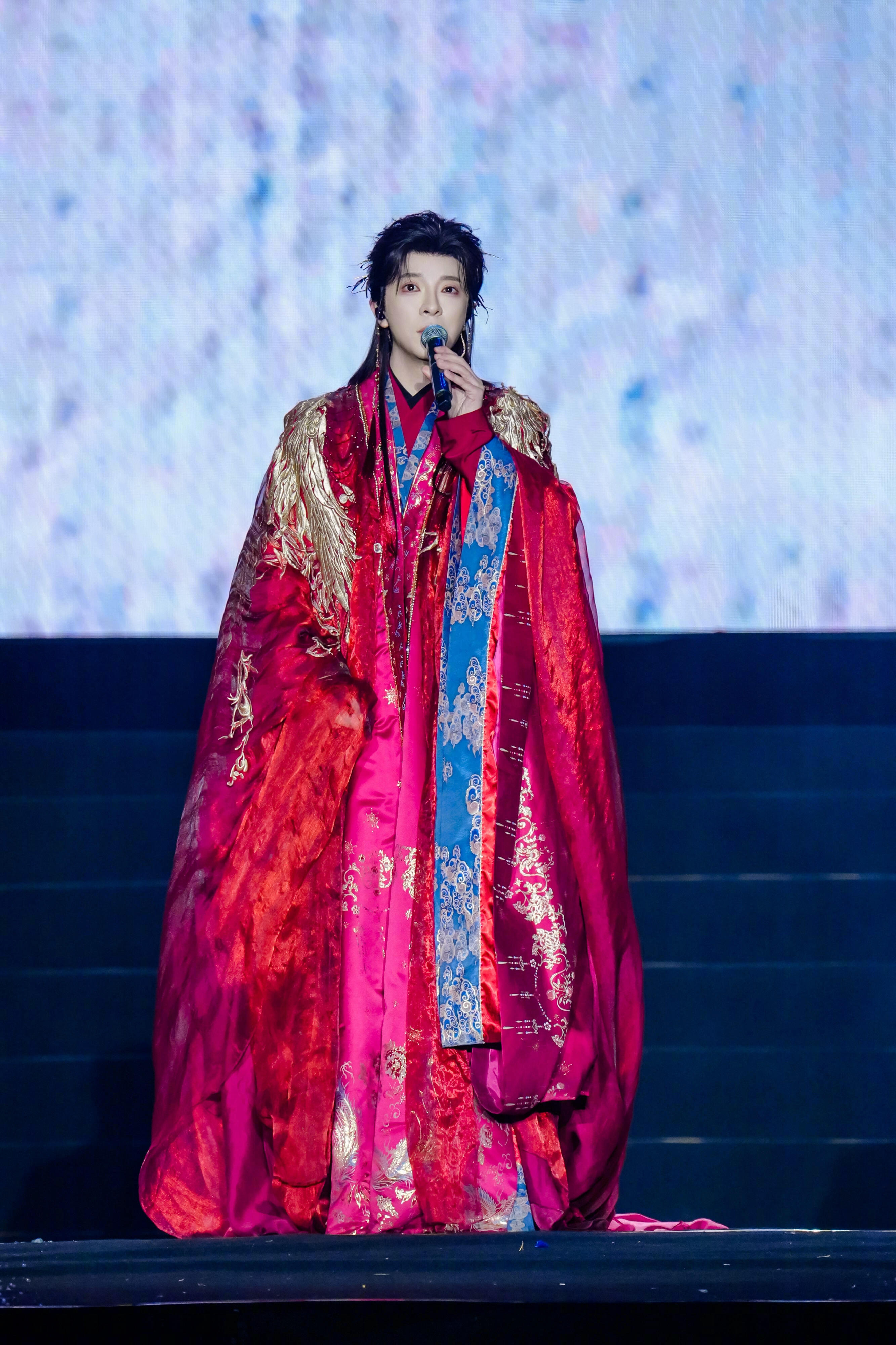 萧忆情巡演这造型也太好看太重工了吧！不知道的还以为是古偶见面会呢！！好用心啊！萧