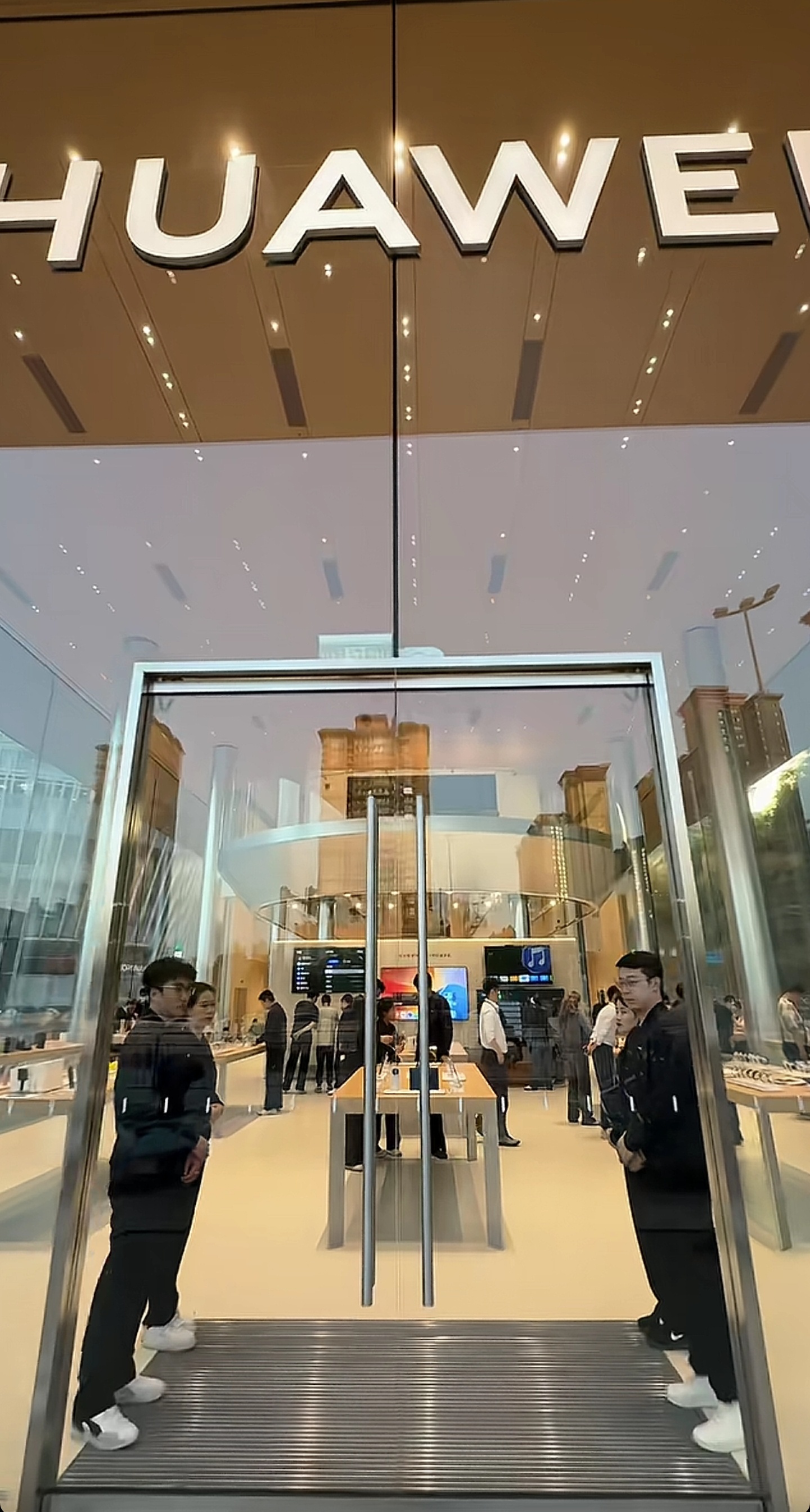 华为在西安开了个西北地标店。这地方我差不多两周就去一趟