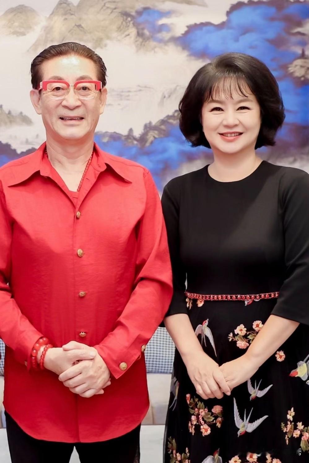 这俩人站一块，六小龄童论“观众缘”真是赶不上她！

左边的六小龄童红色衬衣搭配红