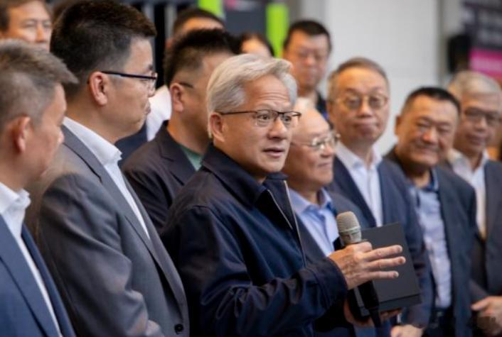 英伟达CEO黄仁勋在中国台湾接受媒体专访时透露，AI通过先进的代理系统转化，已经