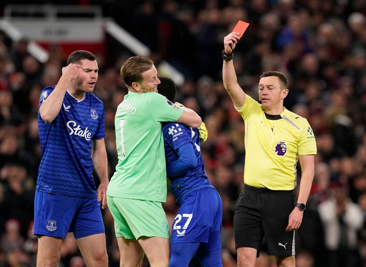 内讧只是表面假象，真正的目的是迷惑曼联，一张红牌换来一场胜利，埃弗顿这波操作不亏