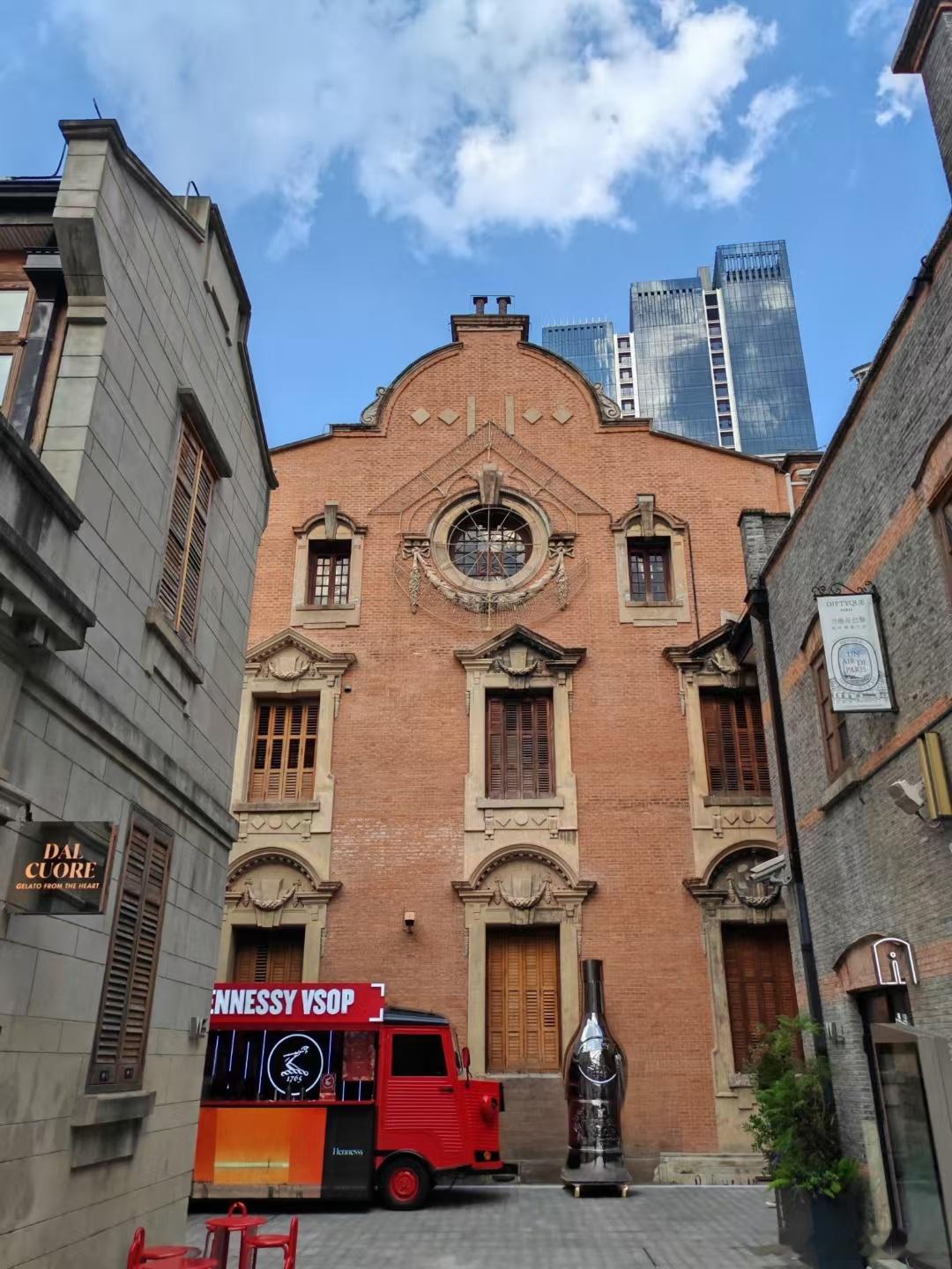昨天去了张园。尤尼克斯在搞活动，搞得是网球，参与者众。又去看了大轮船，没预约，就