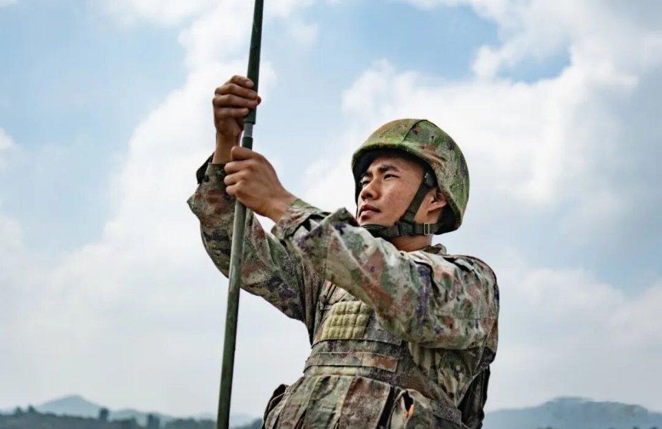铸剑中原早安军营原原说早晚安 只有自身过得硬，才能当好“引路人”。早安