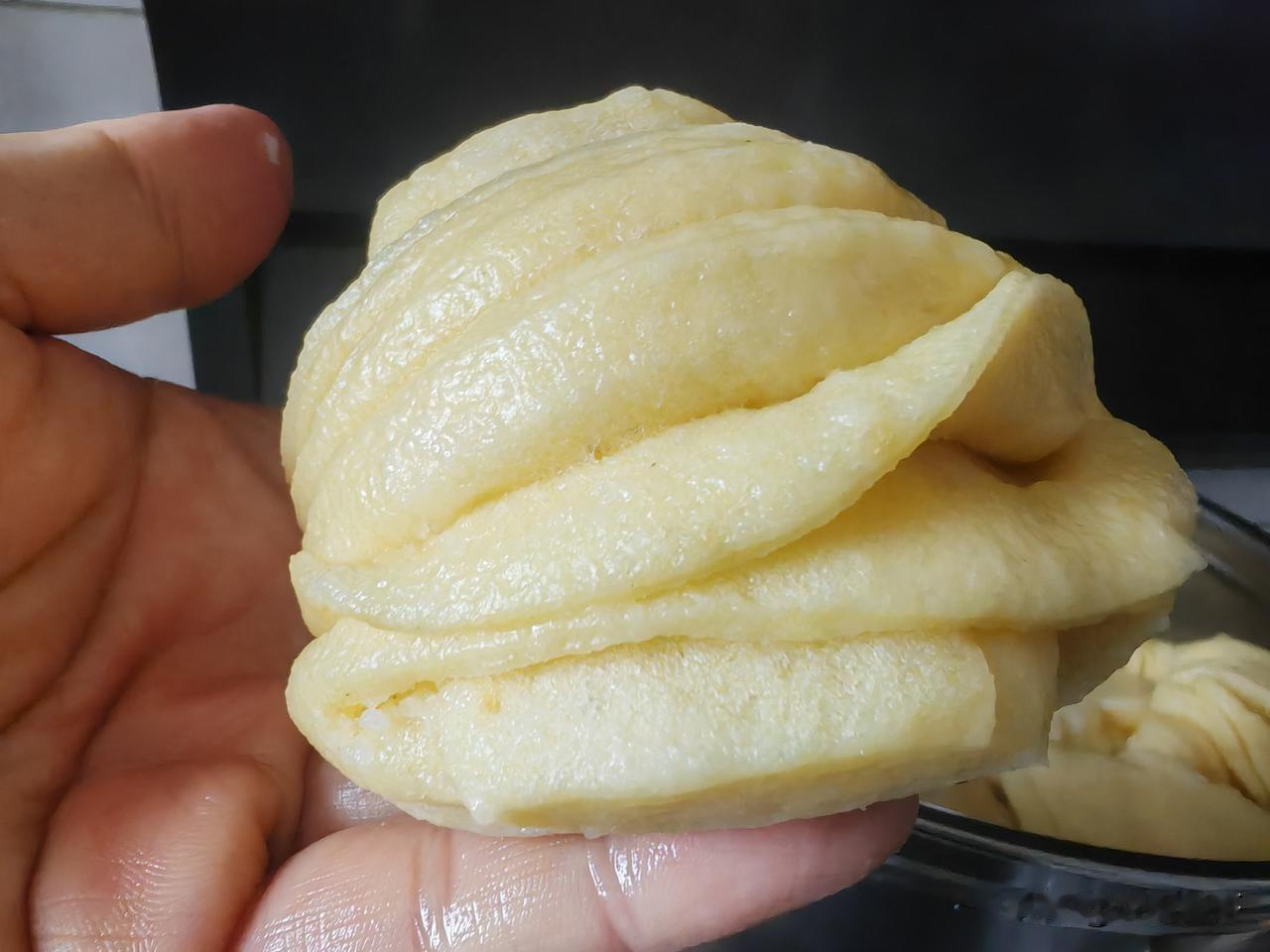 分享粗粮小花卷的做法，喜欢的朋友可以试试。
玉米面两碗，白面两碗，酵母一袋，泡打