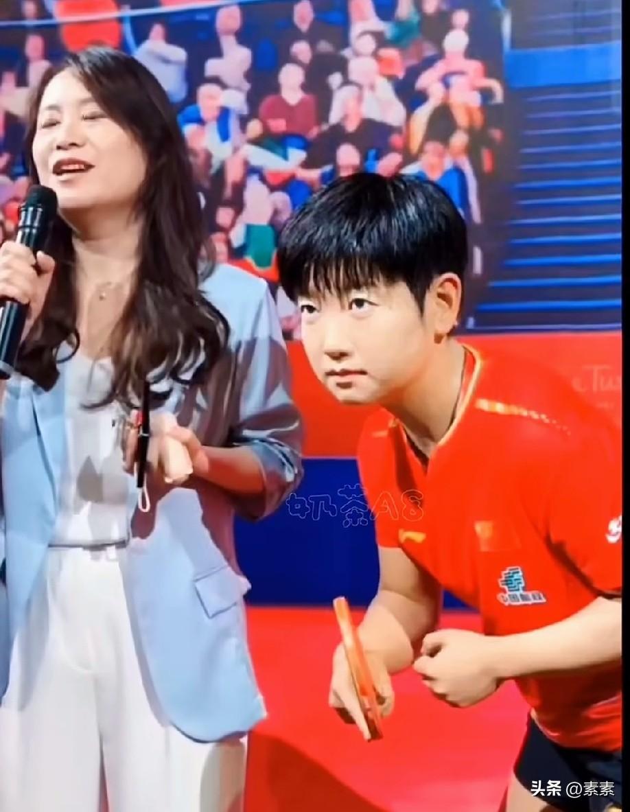 太吓人了！我第一眼看过去以为是莎莎本人，仔细看才知道是蜡像，真的太逼真了！

莎