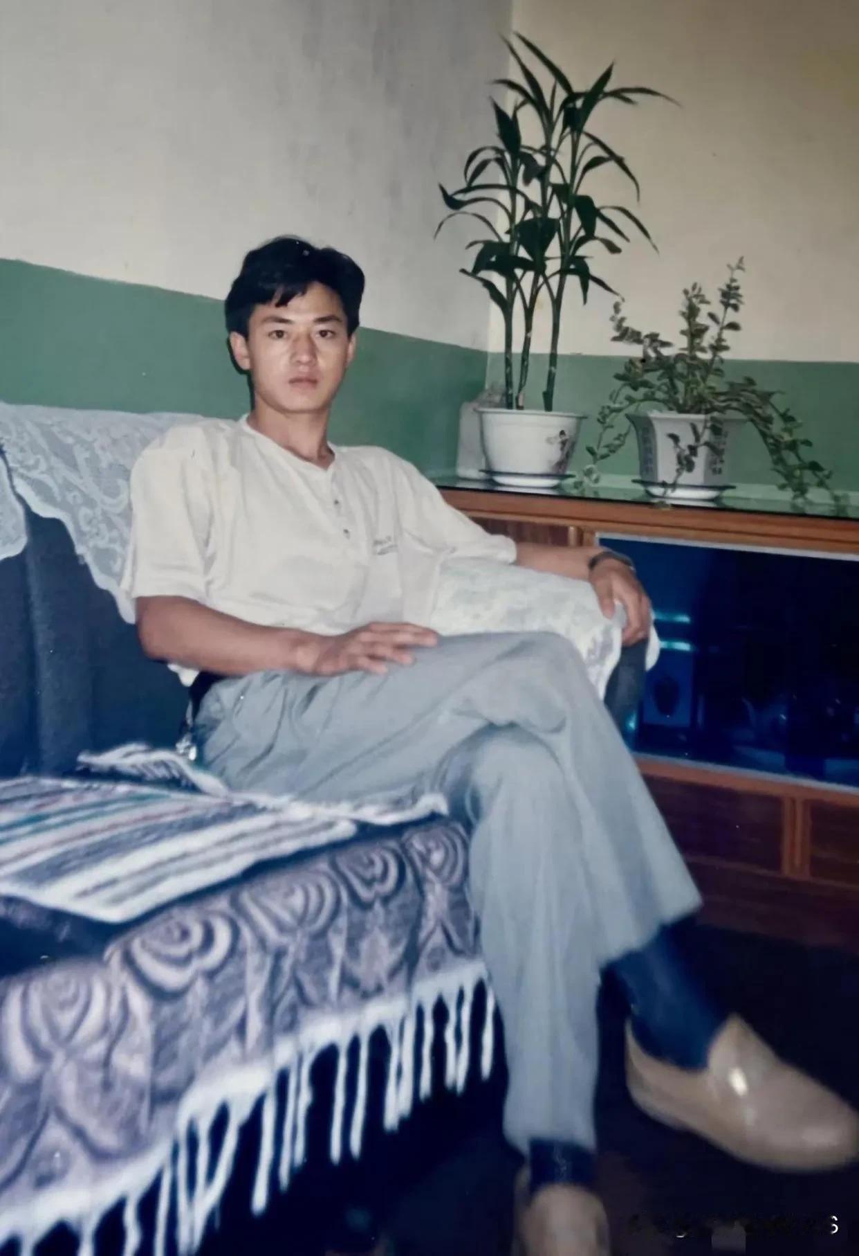 84年那时候，这发型、这穿带，绝对是潮得没话说，站在内地时尚圈最前线啊！简直就是