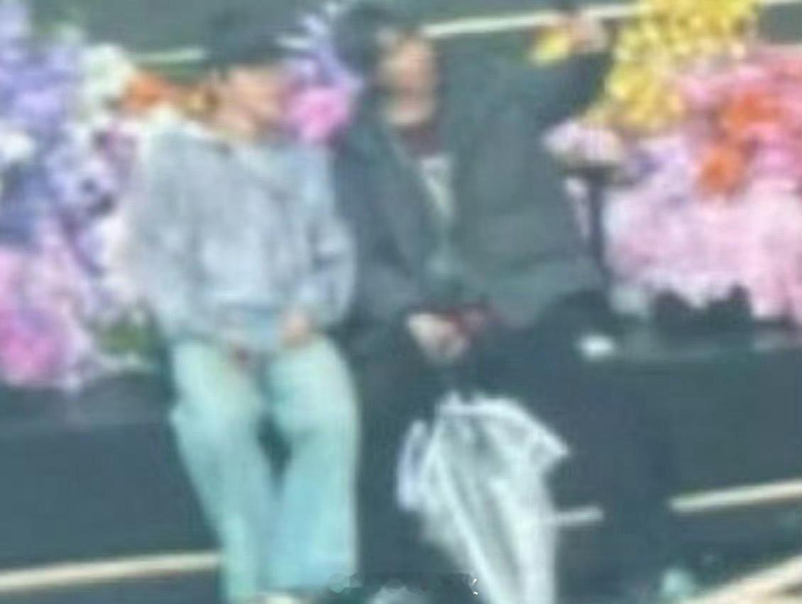 宋亚轩刘耀文坐花台上自拍命令你俩速速把合照发出来