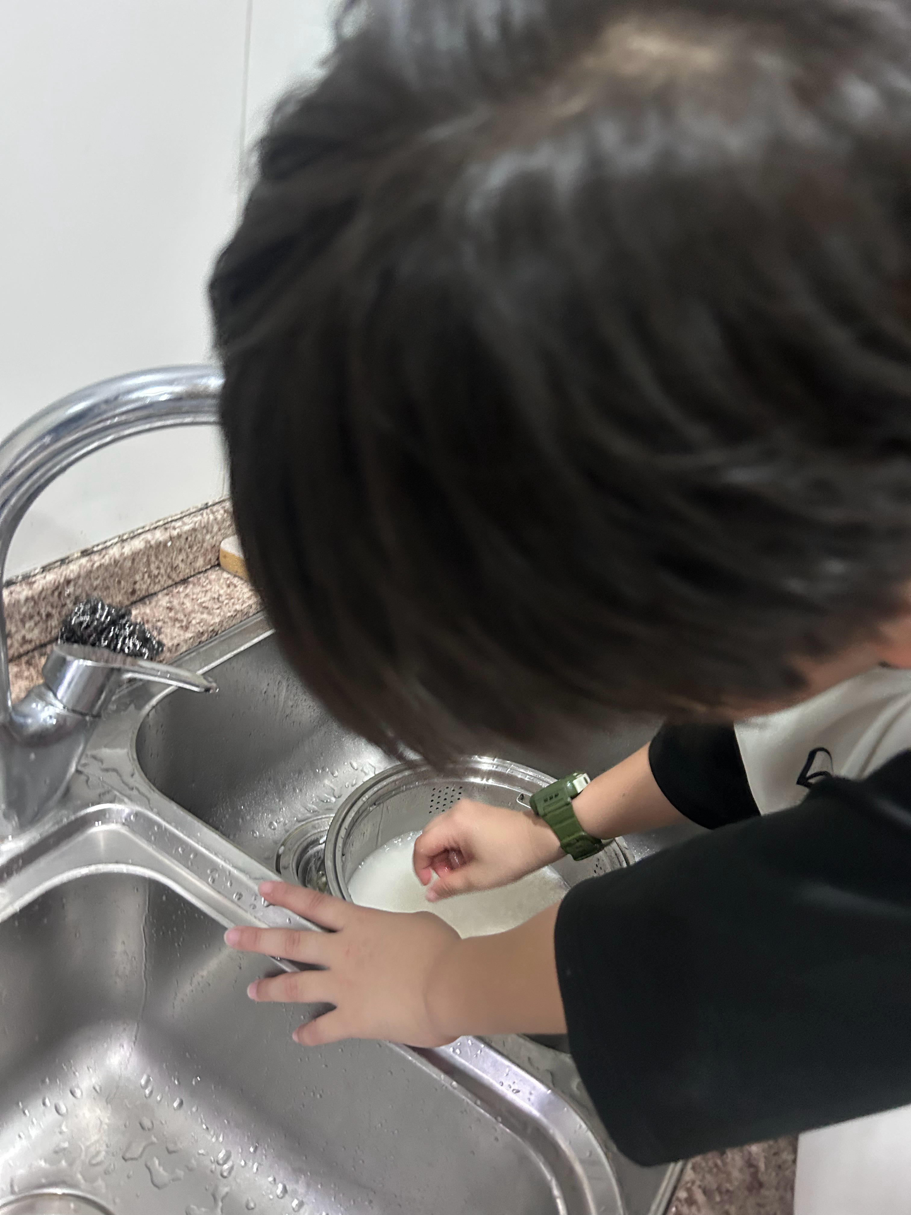 感动我从球场接他们回家因为电动车快没电了我要去充电我就先把他们放家楼下让他们上楼