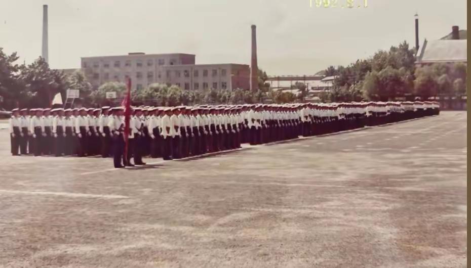 86级训练团看过来，训练团八一阅兵，能不能找出当年的你？