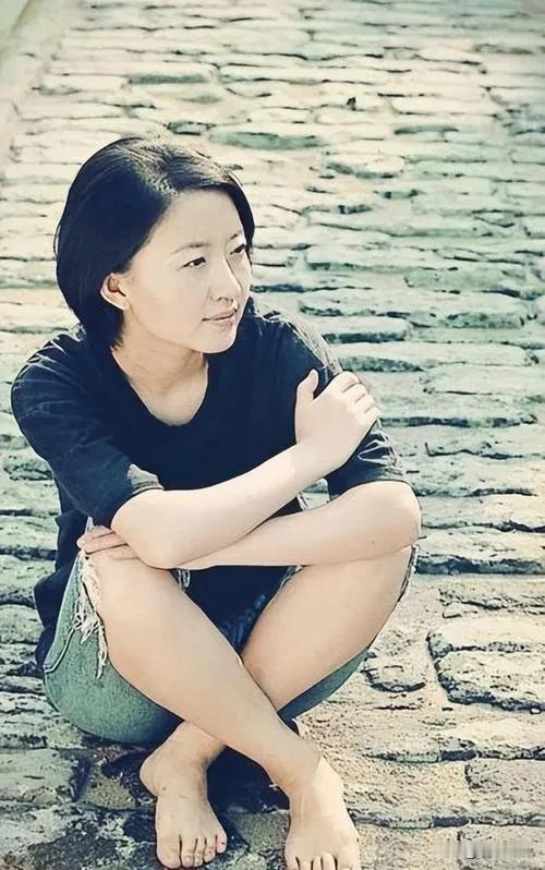 冯唐年轻的时候非常抢手，苏芒都追过他，有一次陈晓卿组织聚会，意外把他的前三任女友