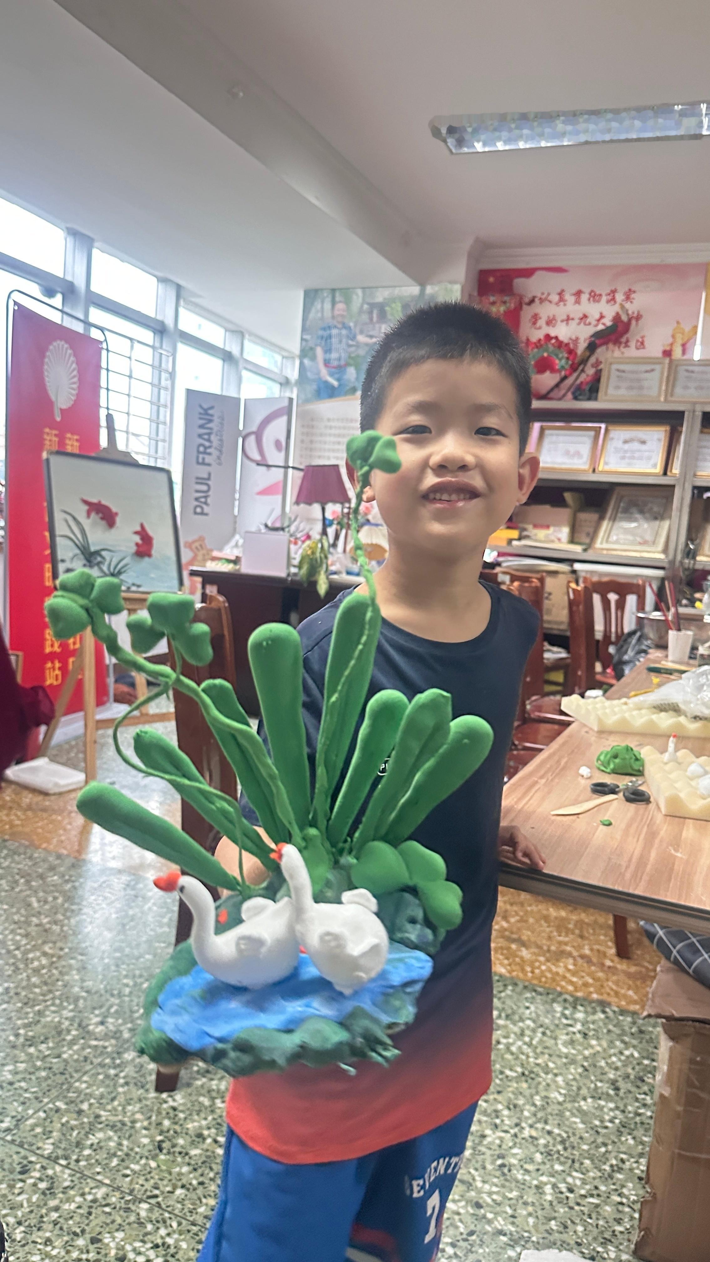 上周六面塑老师因为新生开学去给社团培训，取消了一次课这是上上个周六润润去做的大白