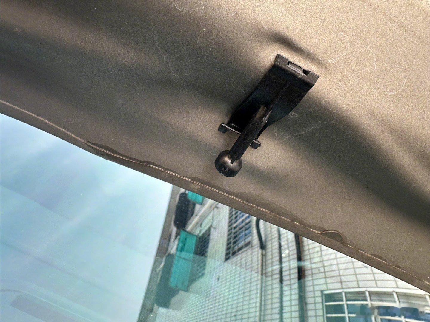 最近发现车子前档风玻璃喷水只能喷到雨刮器根部，起不到清洁车穿玻璃的作用。打开引擎