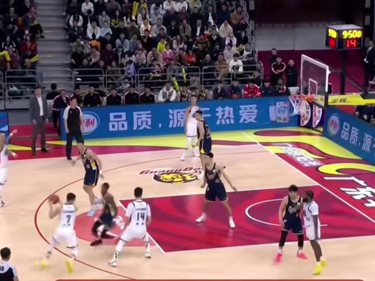 广东今年比赛都是虎头蛇尾，最近比赛真是让人看得揪心，前三节一路领先，还赢十几二十