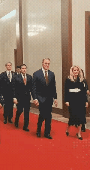 突然发现，这些美国政客，还有商业大佬们，咋这么懂规矩呢？出门下台阶，一个接着一个