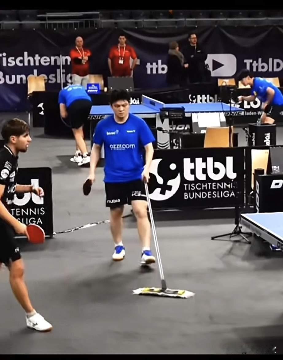 德国杯时樊振东的强迫症又犯了！
看到地上有水，
自己当起了拖地僧！

这要是国乒