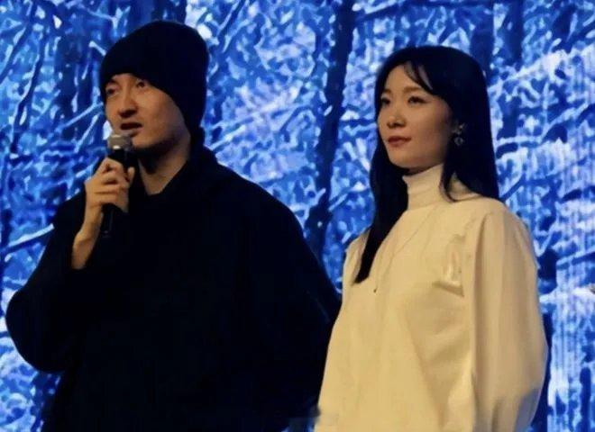 有八卦媒体曝光王传君妻子齐溪怀二胎。视频中王传君陪齐溪医院做产检，王传君搀扶齐溪