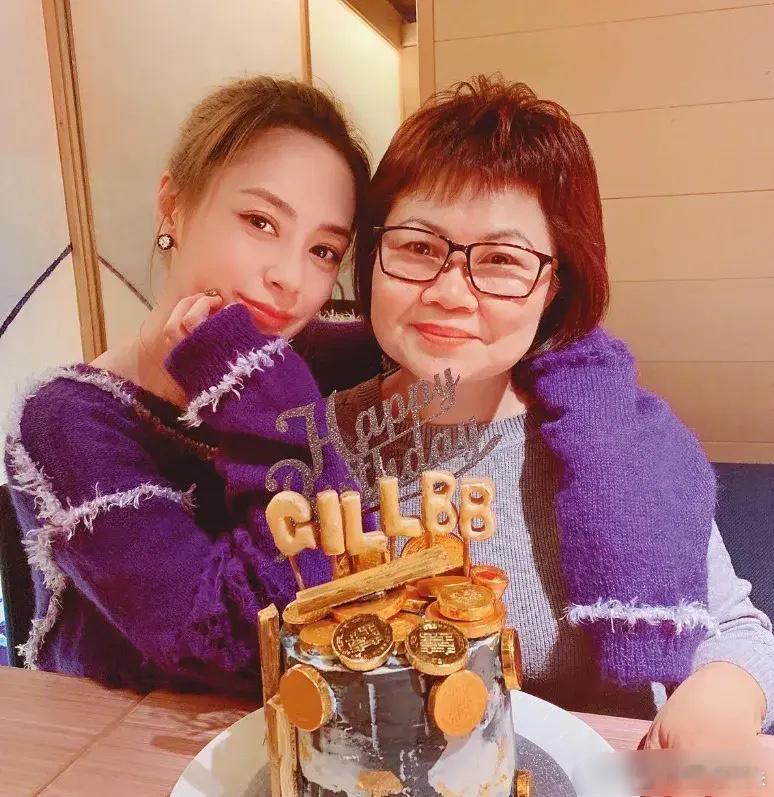 阿娇被爆料…为什么美女总是遇人不淑。在阿娇一两岁她的父亲就去世了，那时她母亲也才