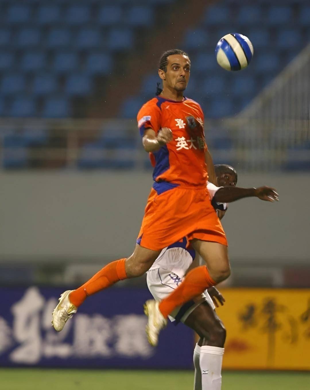 2005年5月13日，赛场上的图拔高高举起双手，回应着场边球迷们热烈的欢呼与喝彩